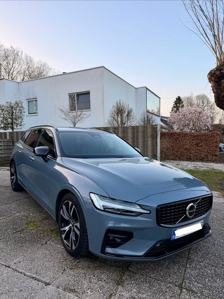 Année modèle 2023 de la Volvo V60 Dark Plus, Autos, Volvo, Cuir, Argent ou Gris, Achat, Euro 6