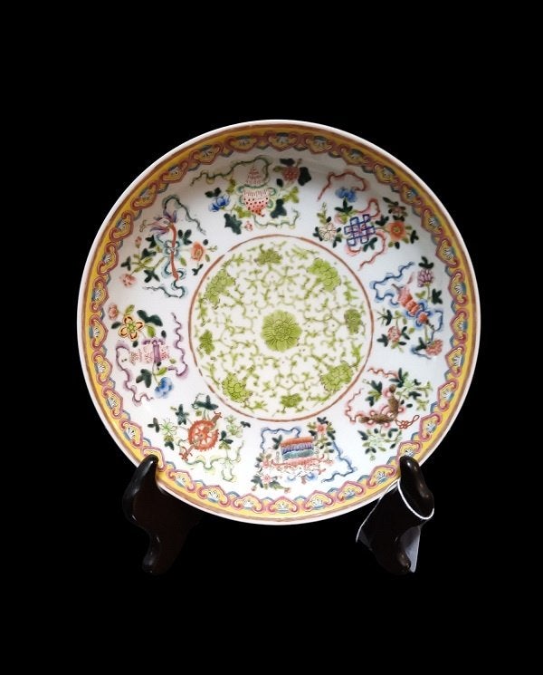 Assiette chinoise Famille Rose Baijixiang à décor bouddhiste, Enlèvement ou Envoi