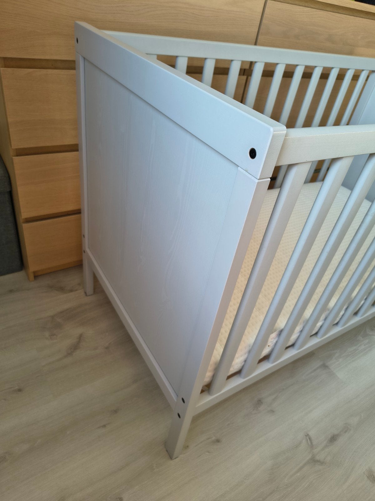 Sundvik Ikea babybed grijs incl. Revor matras + beschermers, Ophalen