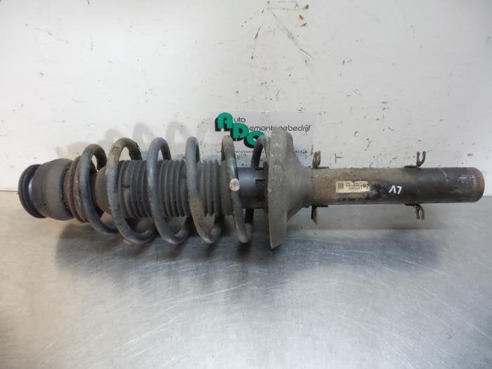 Schokdemperpoot links-voor van een Volkswagen Golf (Golf 97-, Gebruikt, -, Volkswagen, -