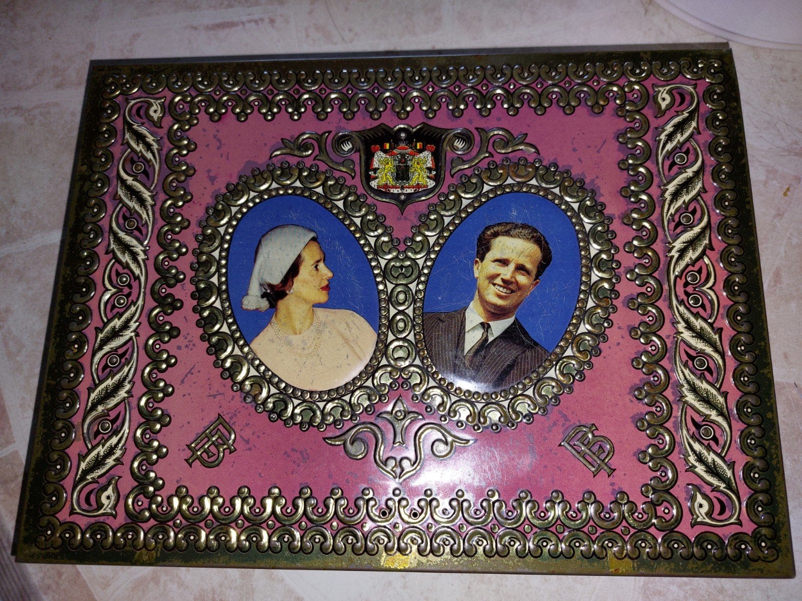 Antieke naaidoos met koning boudewijn en fabiola, Ophalen