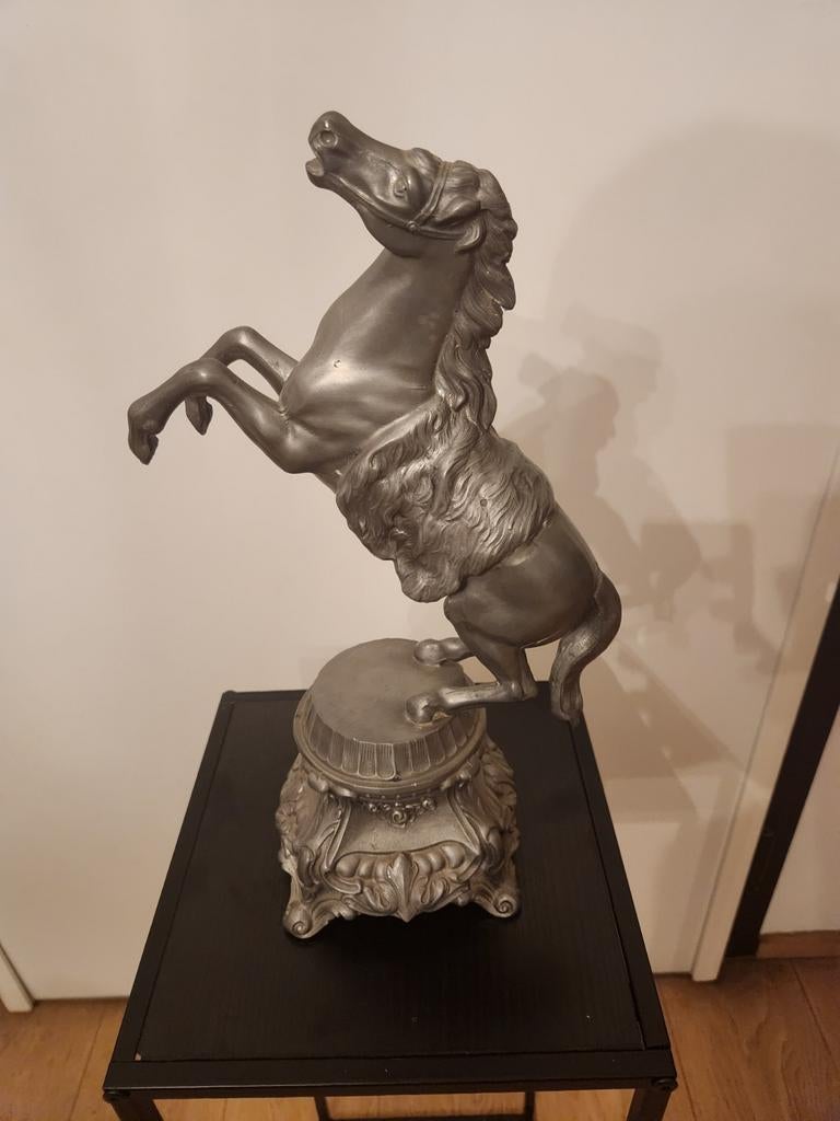 Groot verzilverd sculptuur van een steigerend paard op rijk, Huis en Inrichting, Ophalen