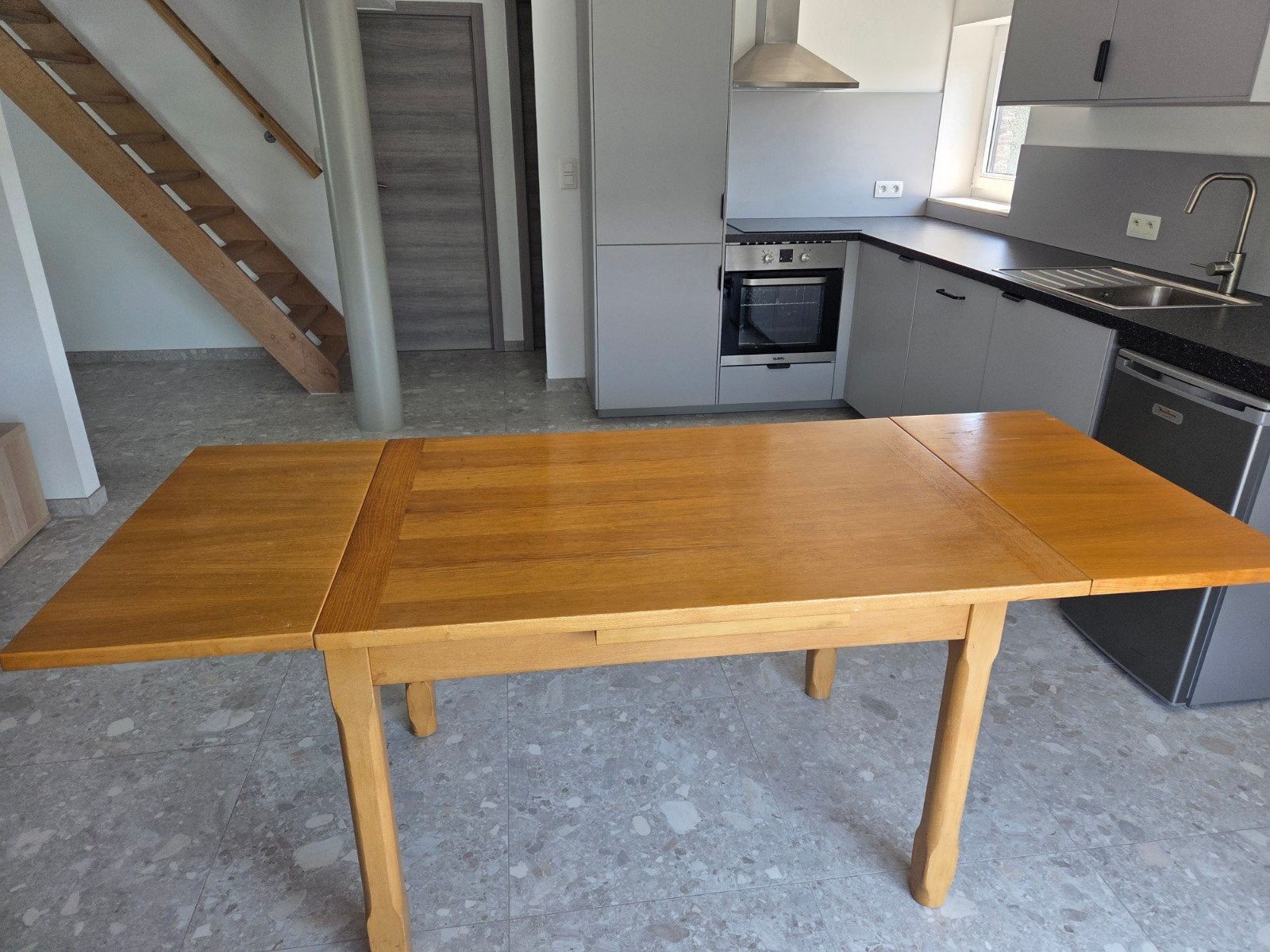 Uitschuifbare eikenhouten eettafel, Eikenhout