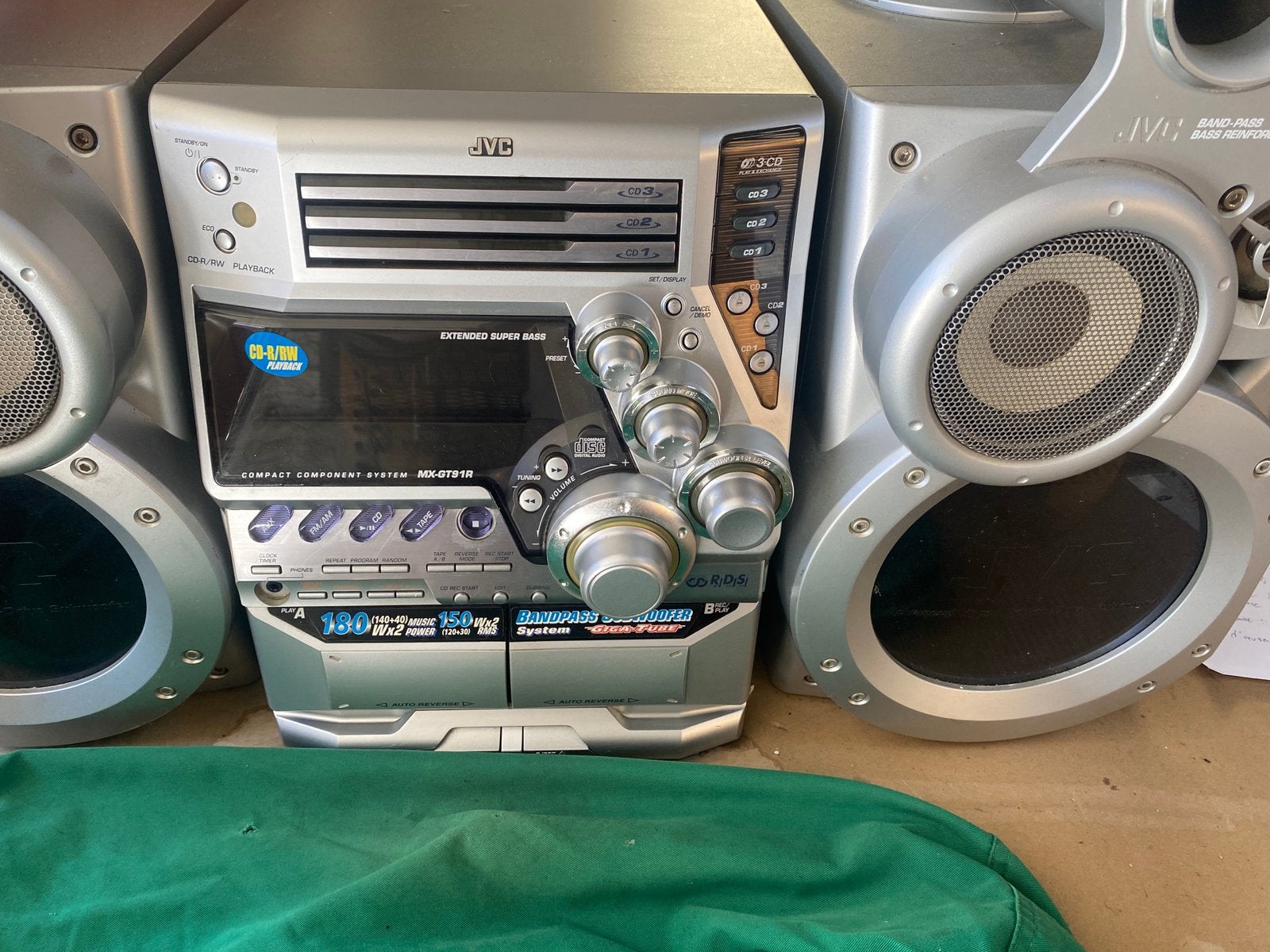 Chaîne hifi JVC bon fonctionnement super bass , 3 cd, tuner,, Enlèvement, Comme neuf