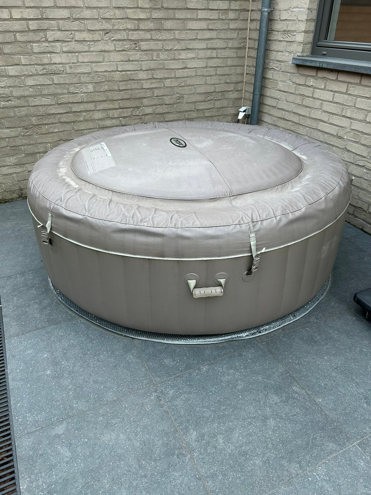 Intex jacuzzi 4 personen, Tuin en Terras, Ophalen, Gebruikt, Pomp, Opblaasbaar