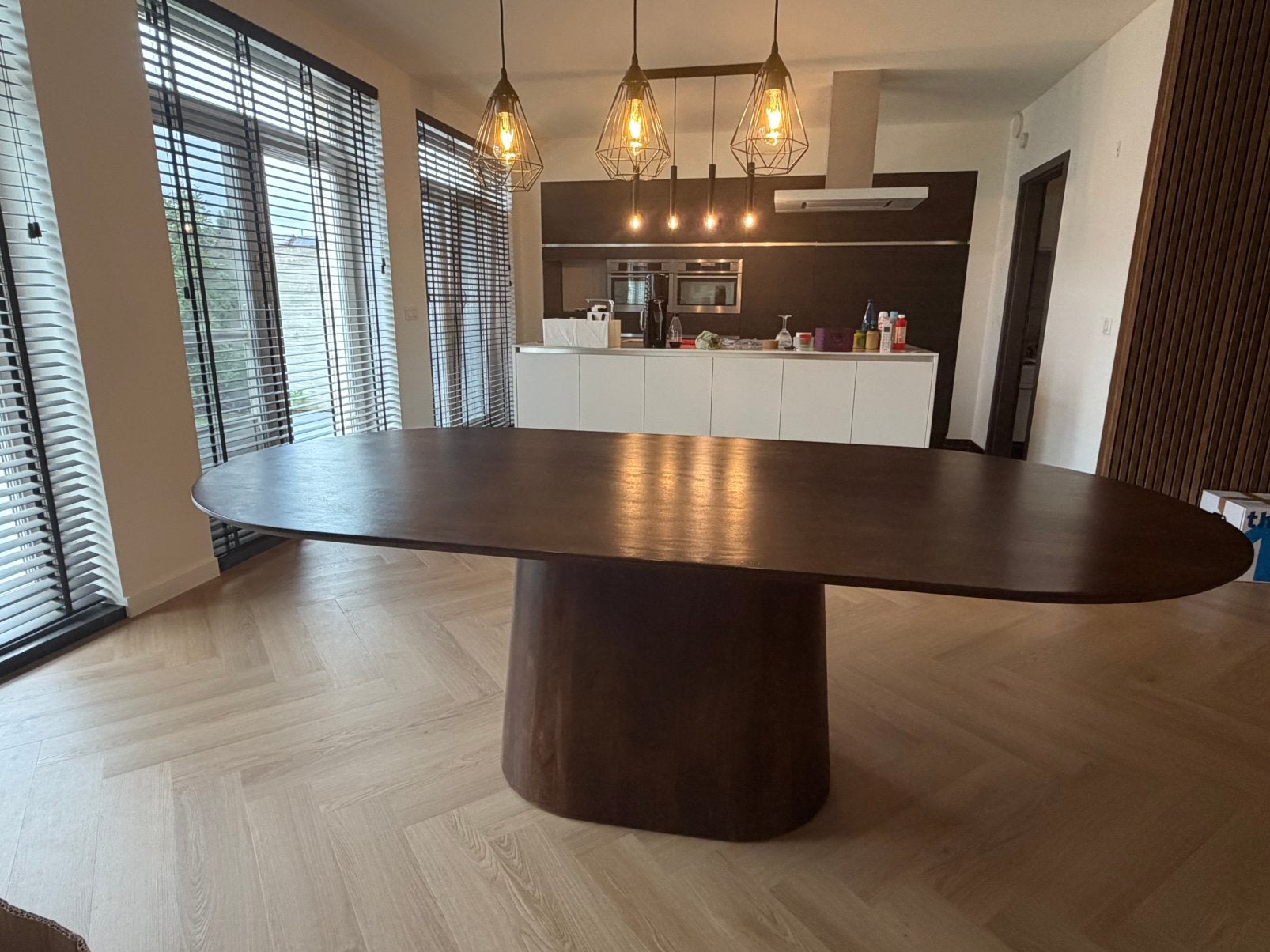 Table à manger ovale 230 x 110 cm — bois foncé — 1 an, Maison & Meubles, Comme neuf, 100 à 150 cm, Enlèvement, 200 cm ou plus
