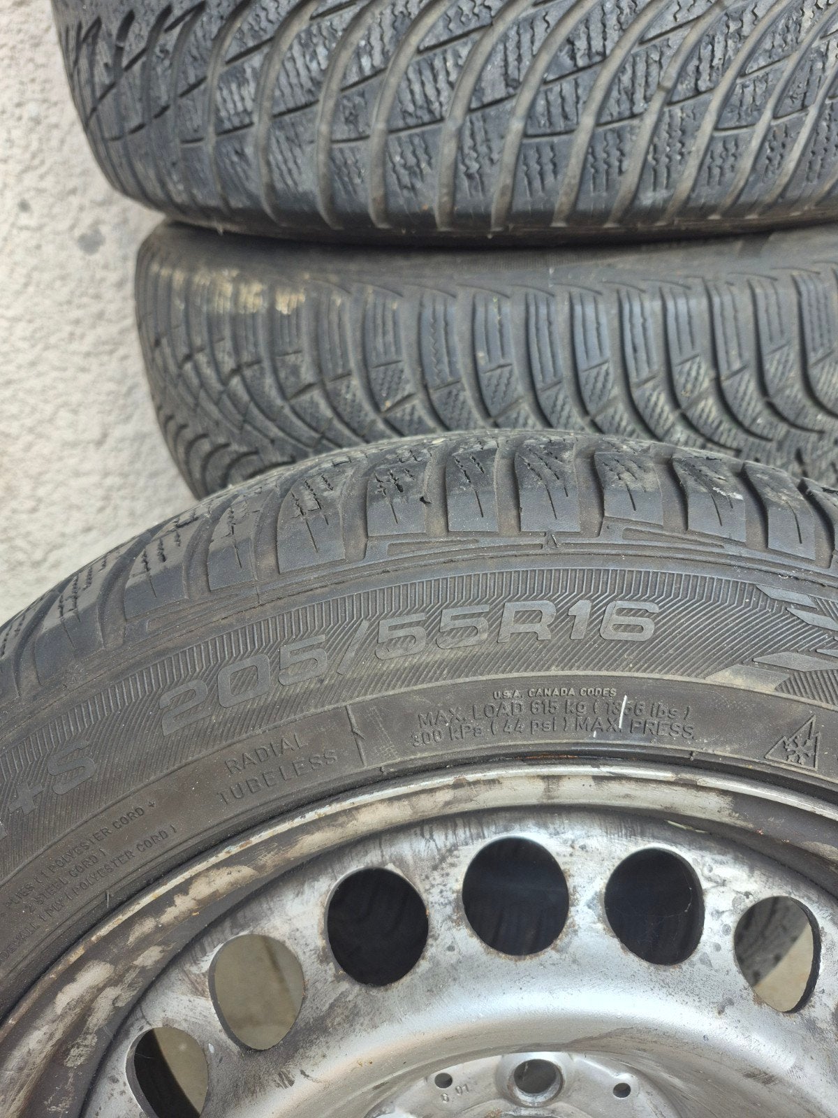 pneus  hivers   sur jantes mercedes c 220d, Enlèvement