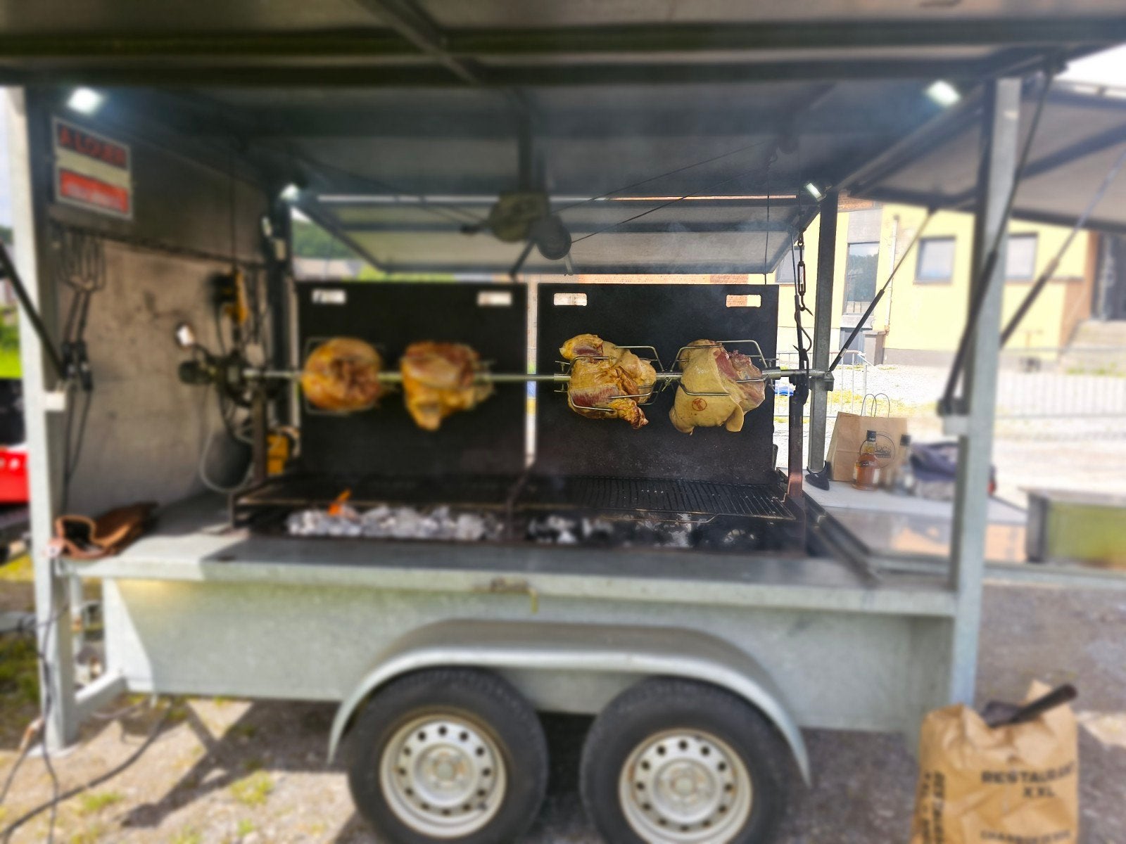 Location Barbecue tourne-broche et remorque frigorifique, Hobby en Vrije tijd, Feestartikelen | Verhuur, Ophalen