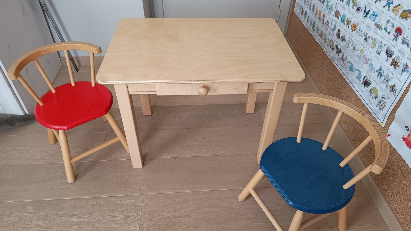 Kleutertafeltje met 2 stoelen, Enfants & Bébés, Chambre d'enfant | Tables & Chaises, Chaise(s), Enlèvement