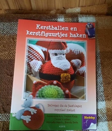 Boules et figurines de Noël au crochet, Enlèvement ou Envoi, Comme neuf, Crochet, Patron ou Livre