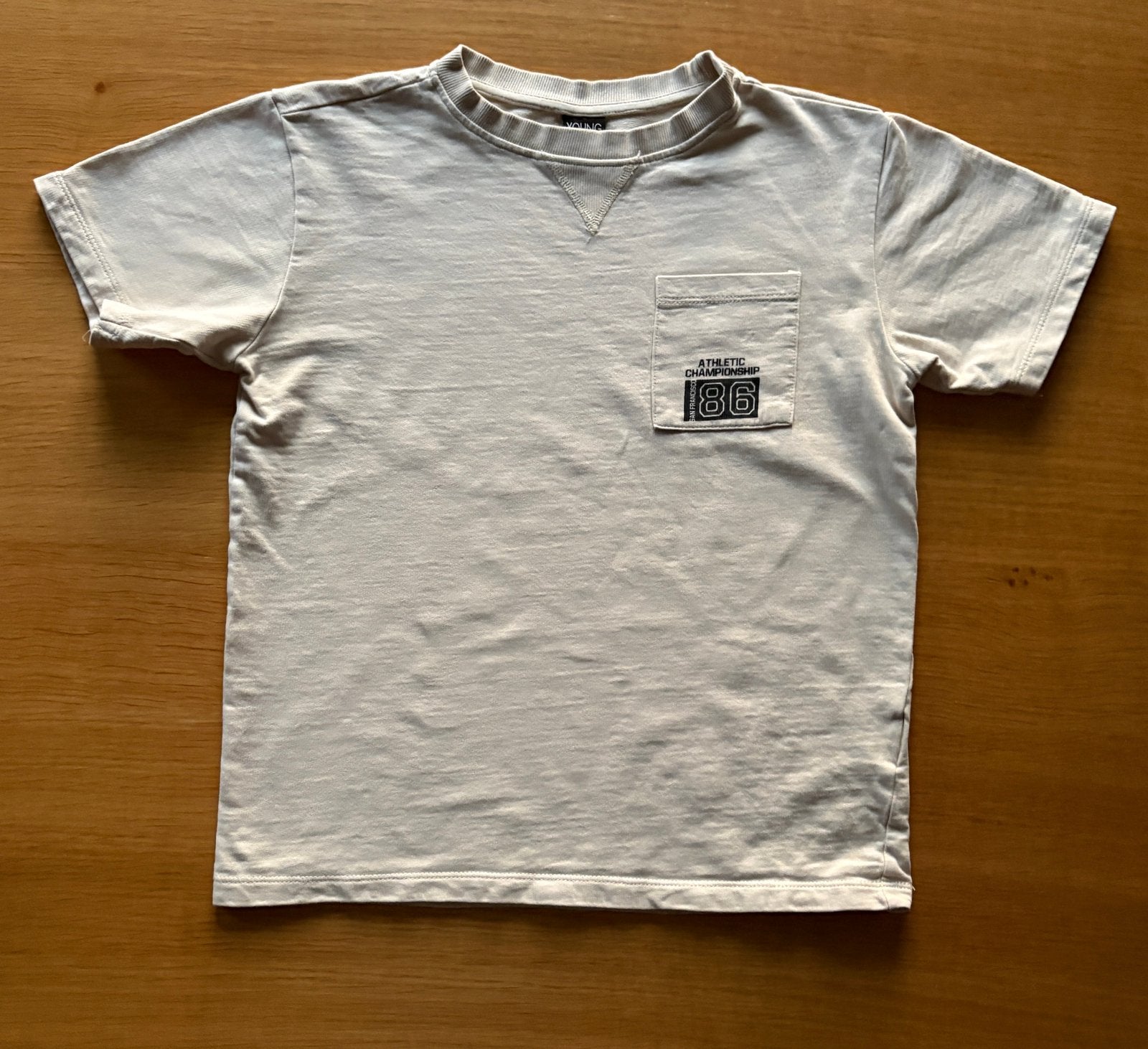 T-shirt beige avec poche poitrine - 146/152 - 5€, Enfants & Bébés, Enlèvement ou Envoi, Comme neuf, Garçon