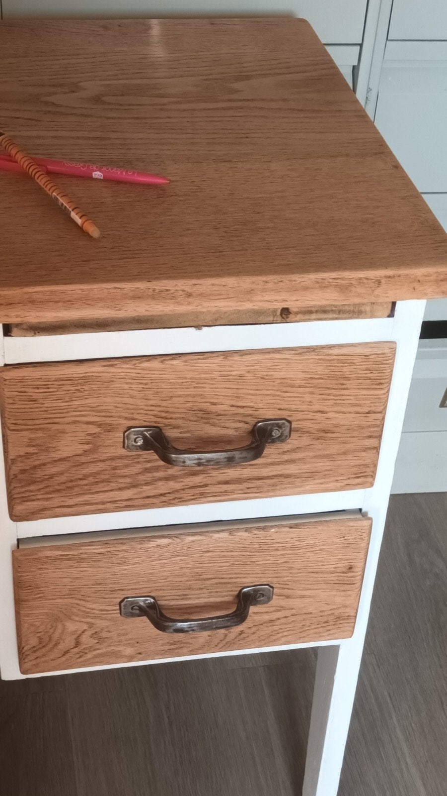 Petit bureau enfant vintage blanc/bois rénové Tournai, Maison & Meubles, Enlèvement ou Envoi, Comme neuf, Beige