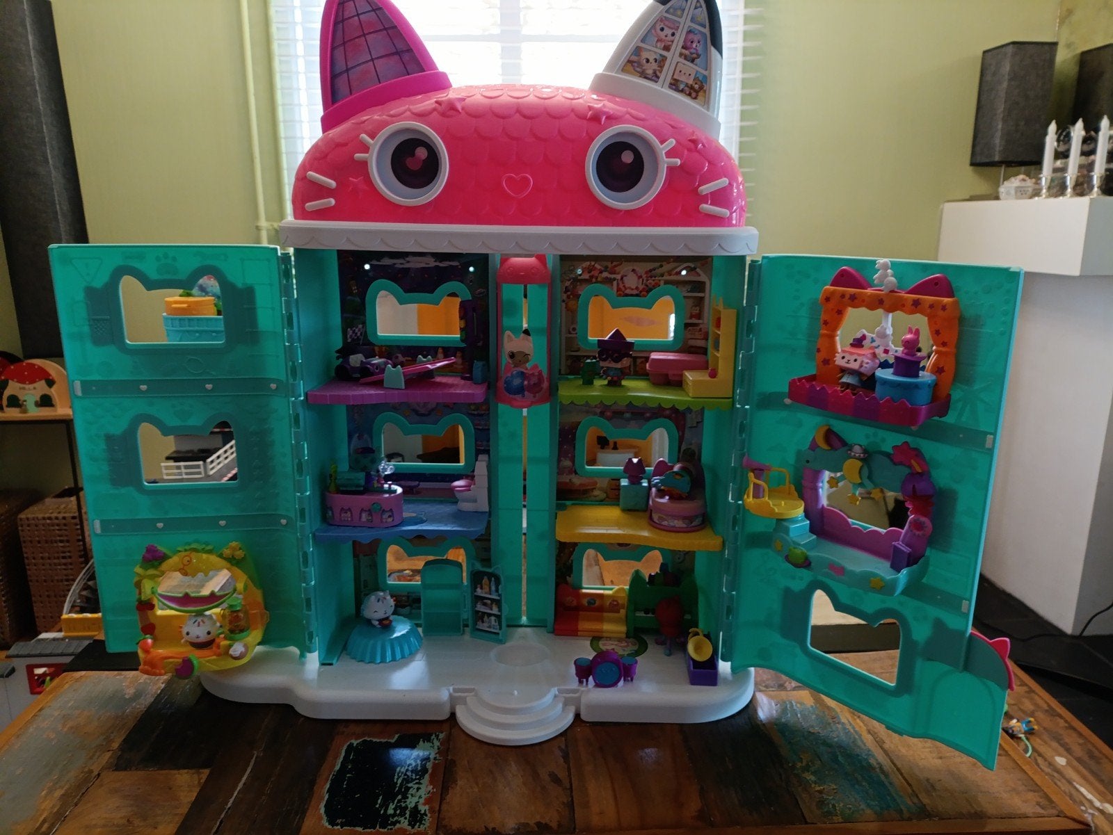gaby's doll house, Enlèvement