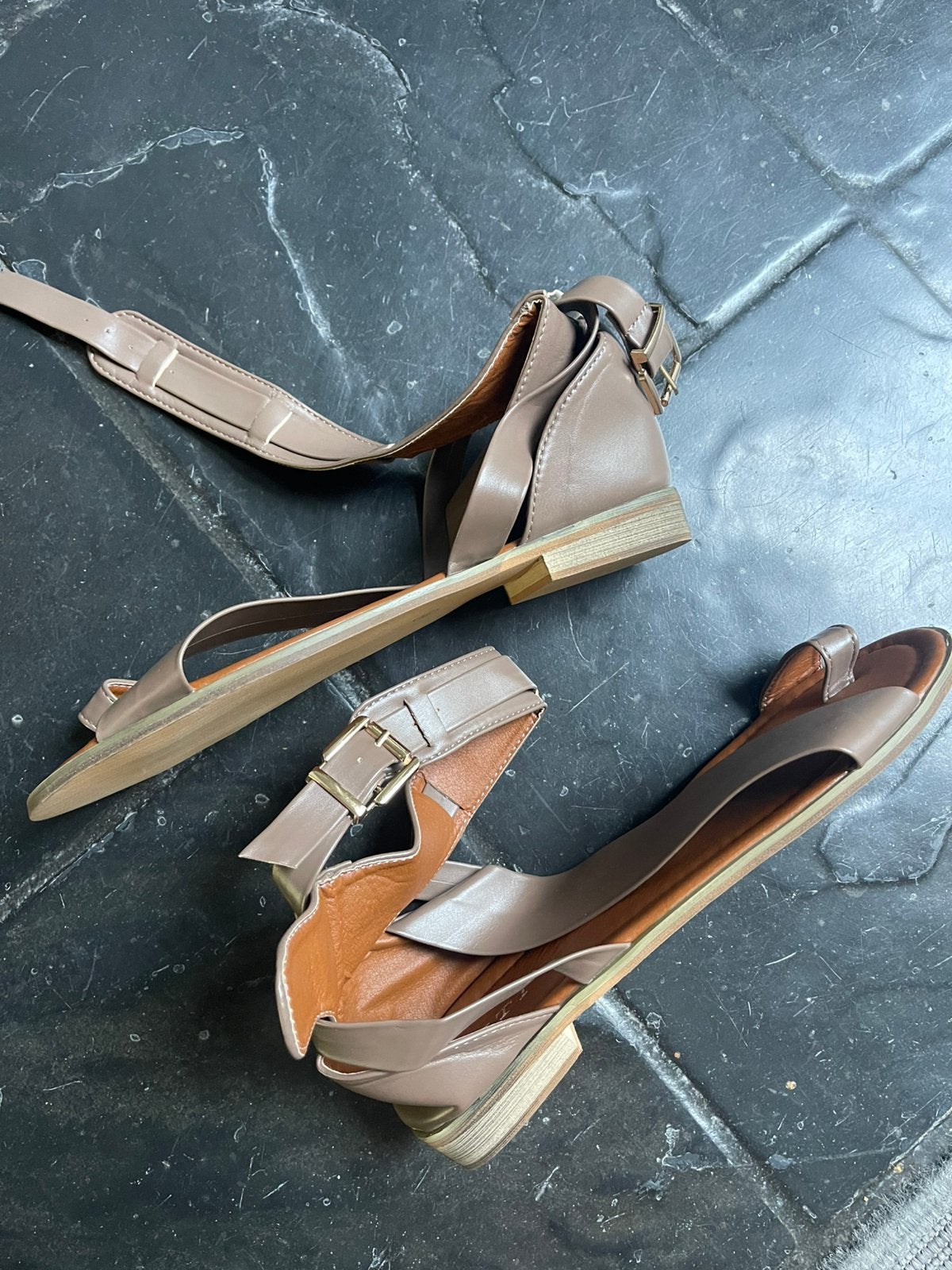 Sandalen met kruisbandje en teenring, Kleding | Dames, Ophalen, Bruin, Nieuw, Sandalen of Muiltjes