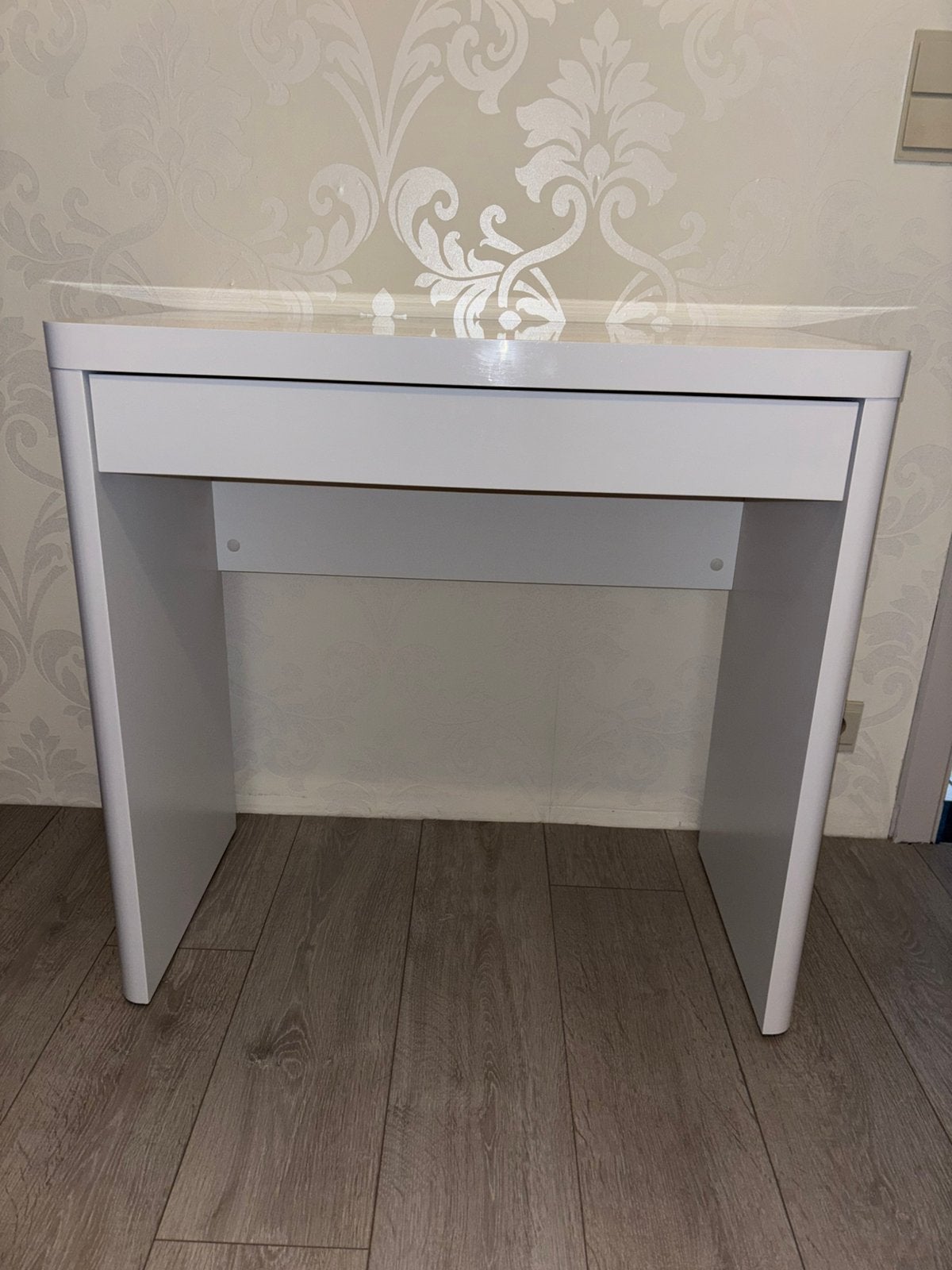 Kleine witte bureau/tafel, Huis en Inrichting, Bureaus, Ophalen, Zo goed als nieuw