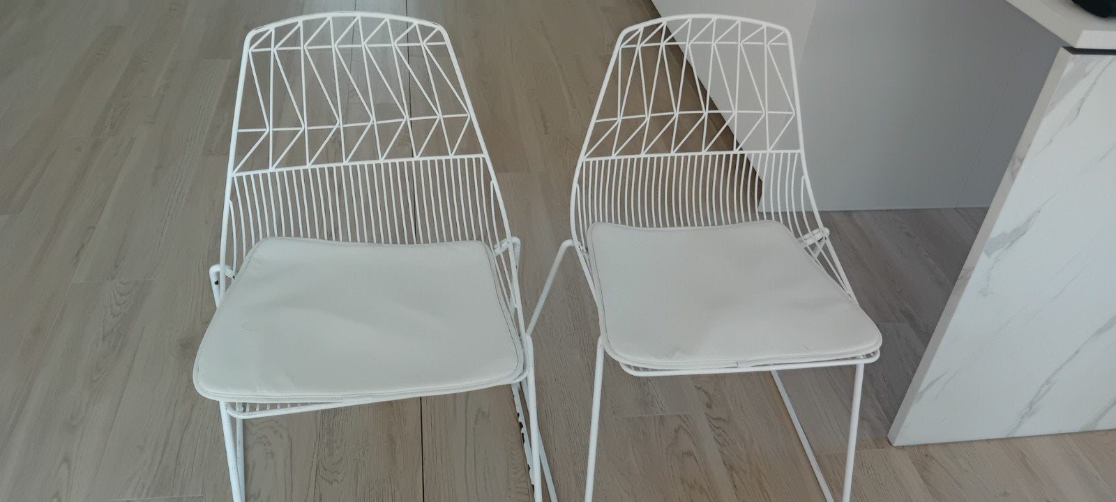 Leuke stoele. Design 6 of 8 stuk beschikbaar, Huis en Inrichting, Stoelen, Ophalen of Verzenden, Wit, Metaal