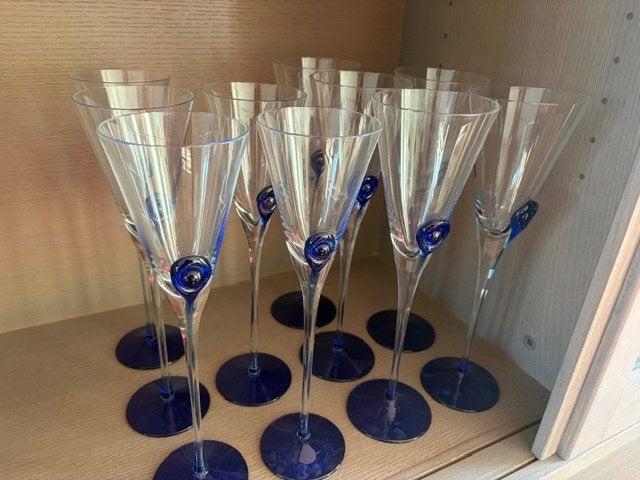 verre sur pied bleu intense, Enlèvement