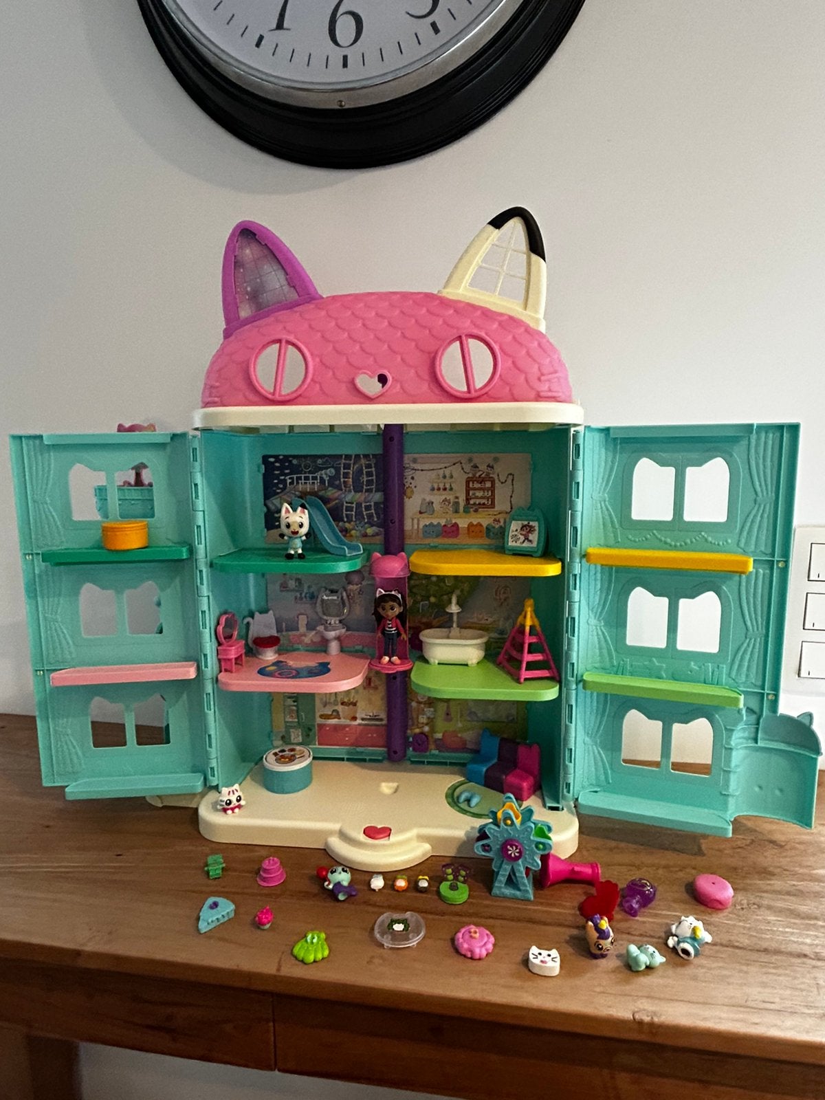 Grande maison 65cm hauteur + accessoires  Gabby’s Dollhouse, Enlèvement, Comme neuf, Accessoires