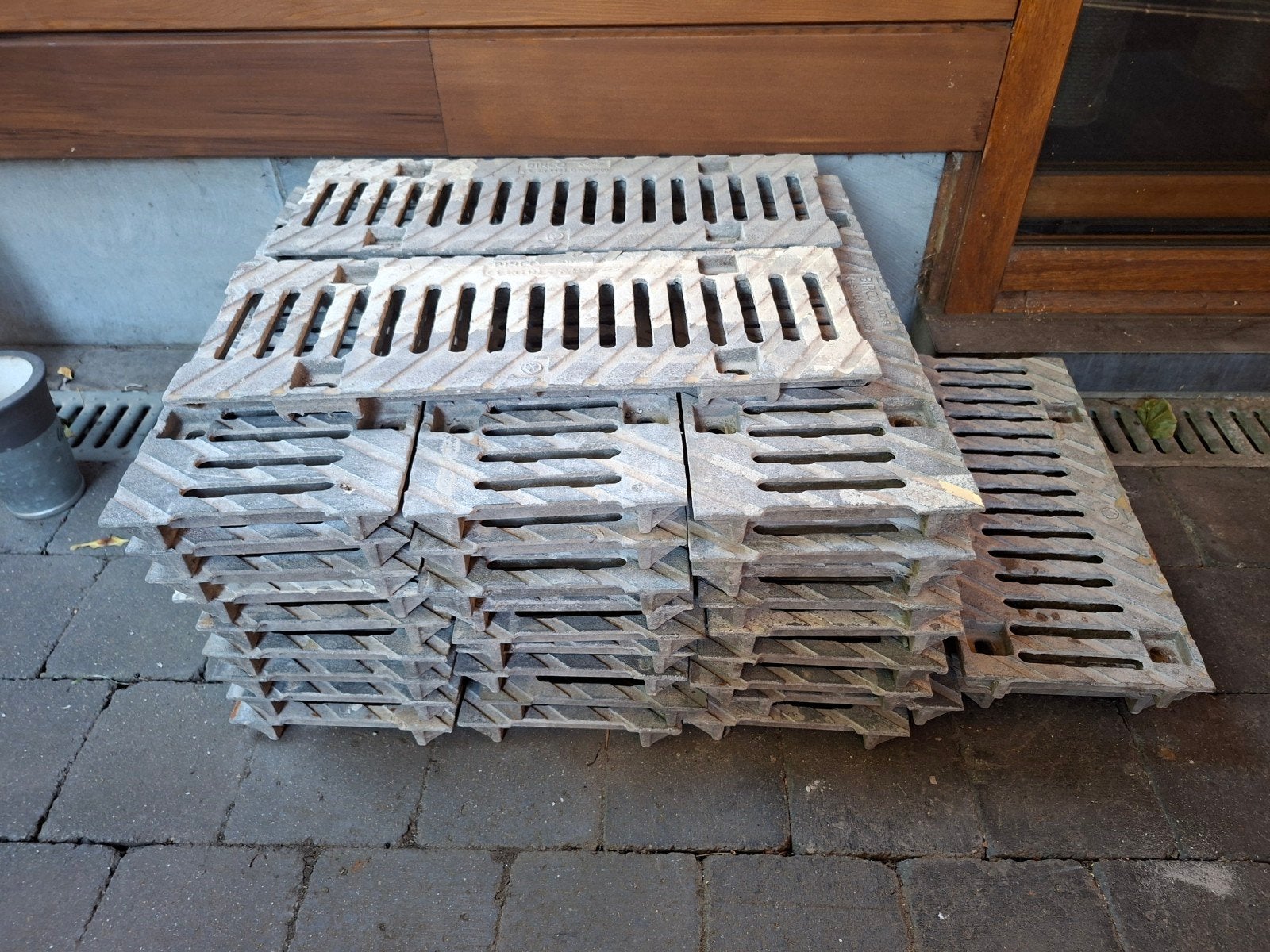 lot de 32 grilles caniveaux en fonte BIRCO, Enlèvement ou Envoi