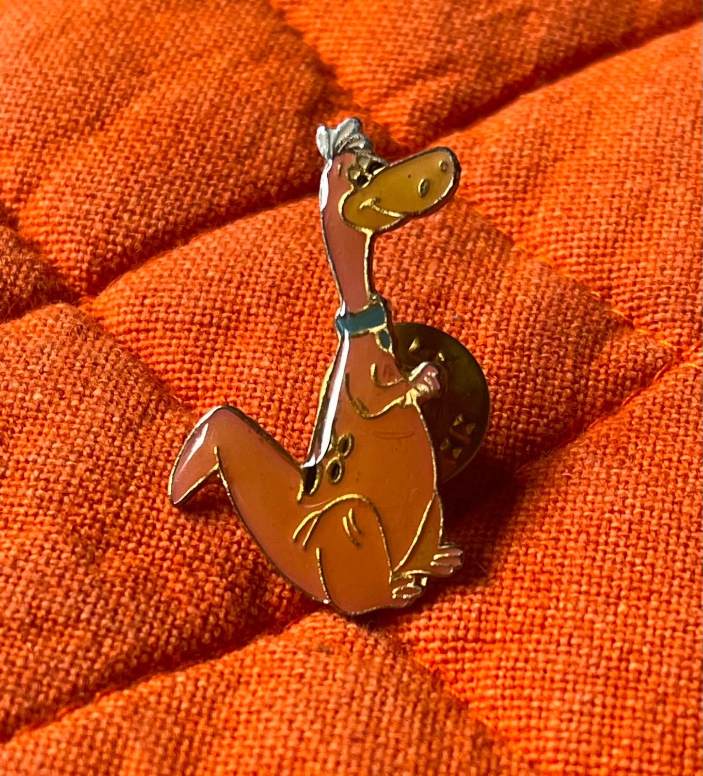 Dino vintage geëmailleerde pin the flintstones, Collections, Cinéma & Télévision, Enlèvement ou Envoi, Comme neuf, TV, Ustensile