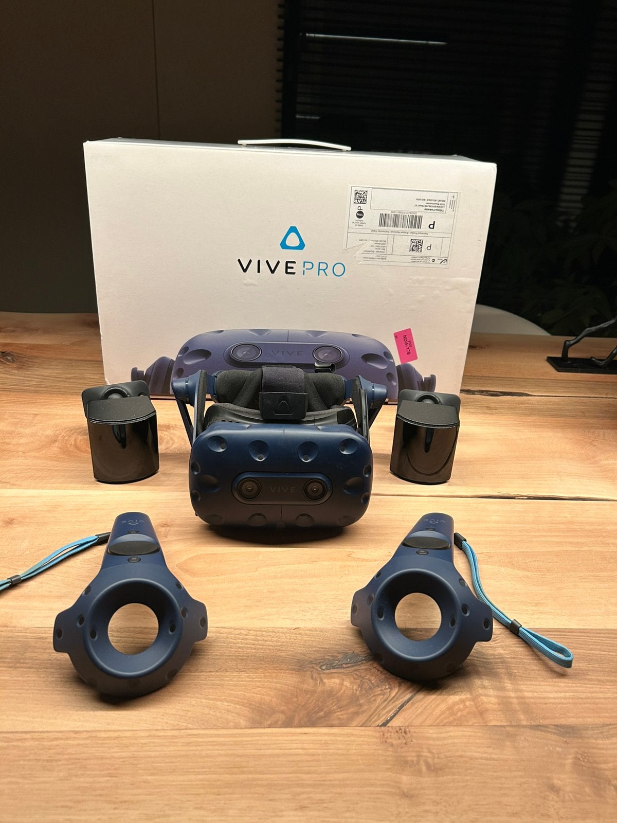HTC Vive Pro VR-bril + 2 controllers + 2 base stations, Enlèvement ou Envoi, Comme neuf, Lunettes VR, PC