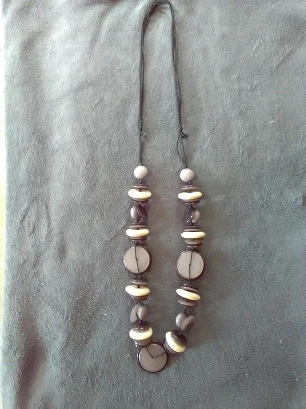 Collier sautoir réglable noir gris crème, Bijoux, Sacs & Beauté, Colliers, Gris, Enlèvement ou Envoi, Utilisé, Autres matériaux
