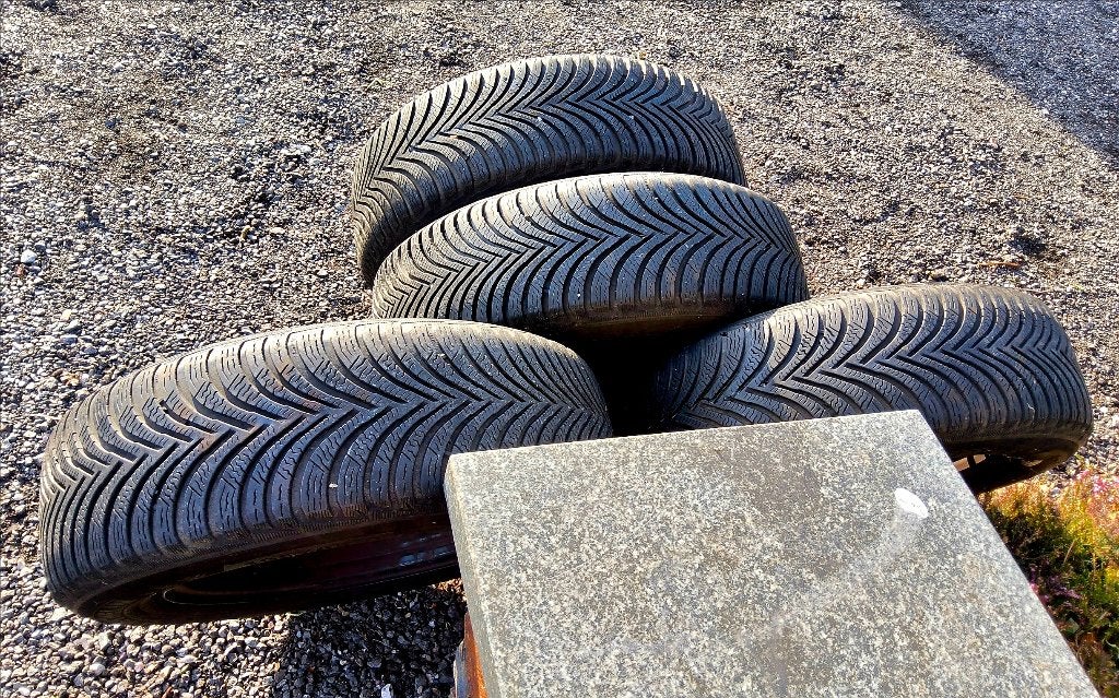 4 très bons pneus hiver Michelin 195/65-15, jantes Skoda, Autos : Pièces & Accessoires, 15 pouces, Pneus et Jantes, Pneus hiver
