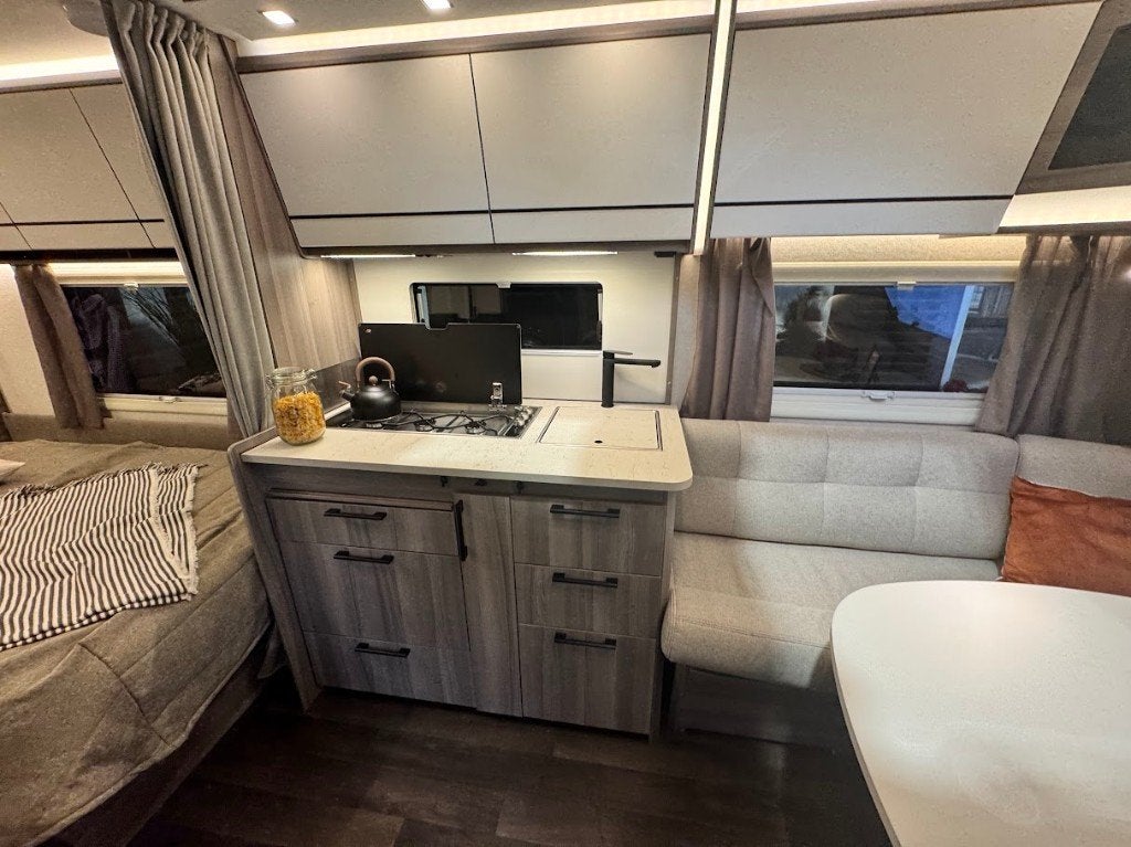 Kabe Estate 470 XL, 6 à 7 mètres, Entreprise, Grand lit, Jusqu'à 3