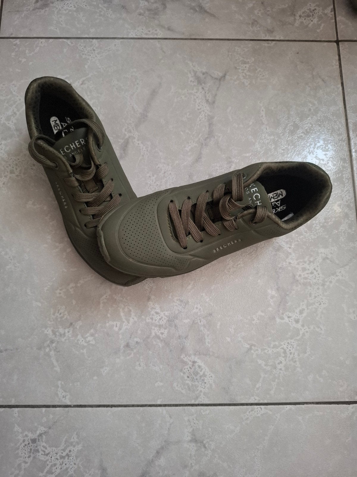 Nieuwe Skechers maat 33 en Le Coq sportif maat 34, Ophalen