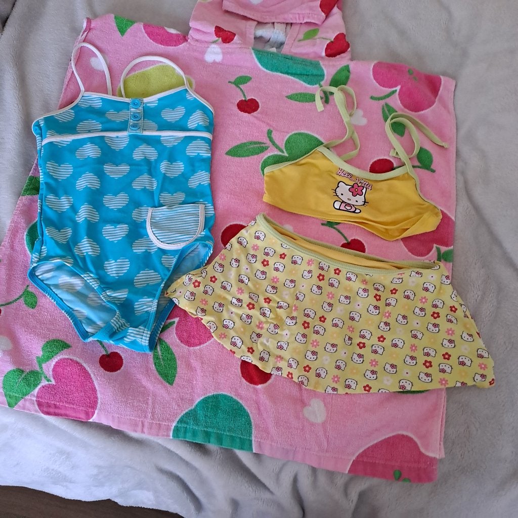 zwempakket, badcape en 2 badpakjes, M 110-116, Kinderen en Baby's, Kinderkleding | Kinder-zwemkleding, Gebruikt, Meisje, Badpak
