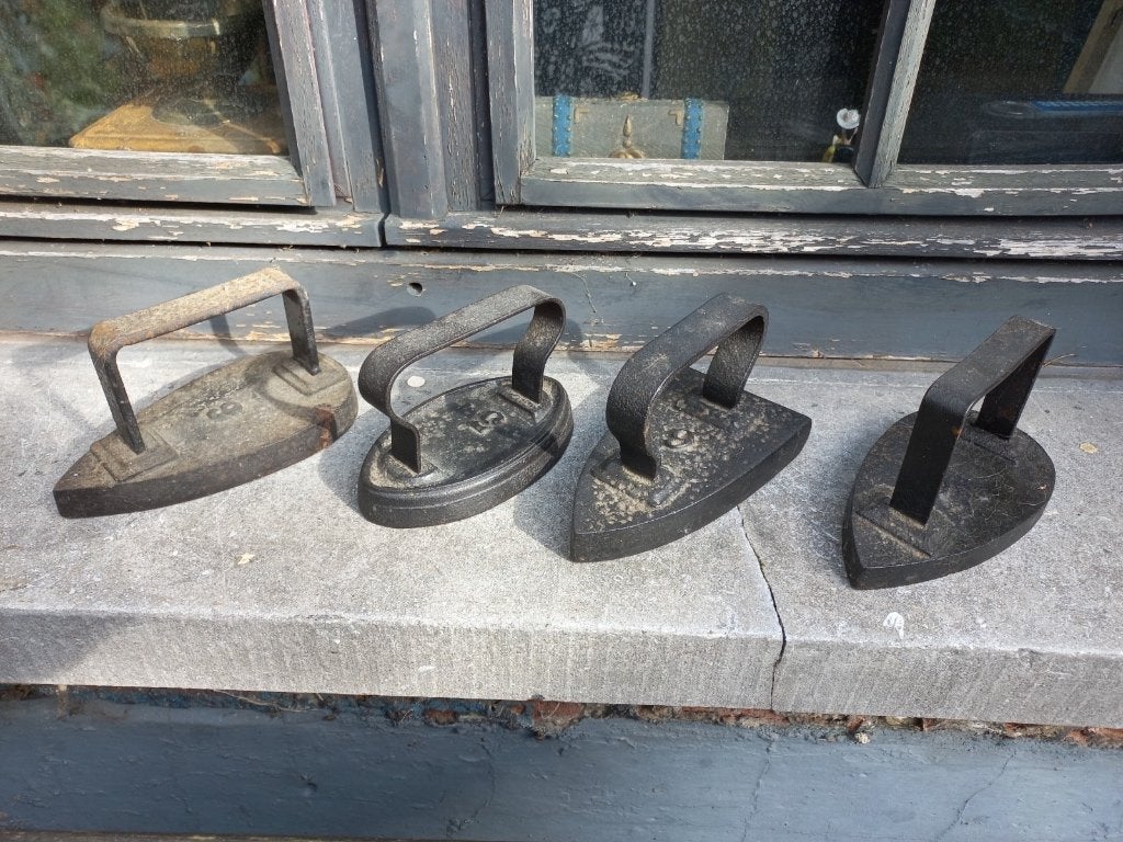 Set 4 stuks antieke strijkijzers, Enlèvement