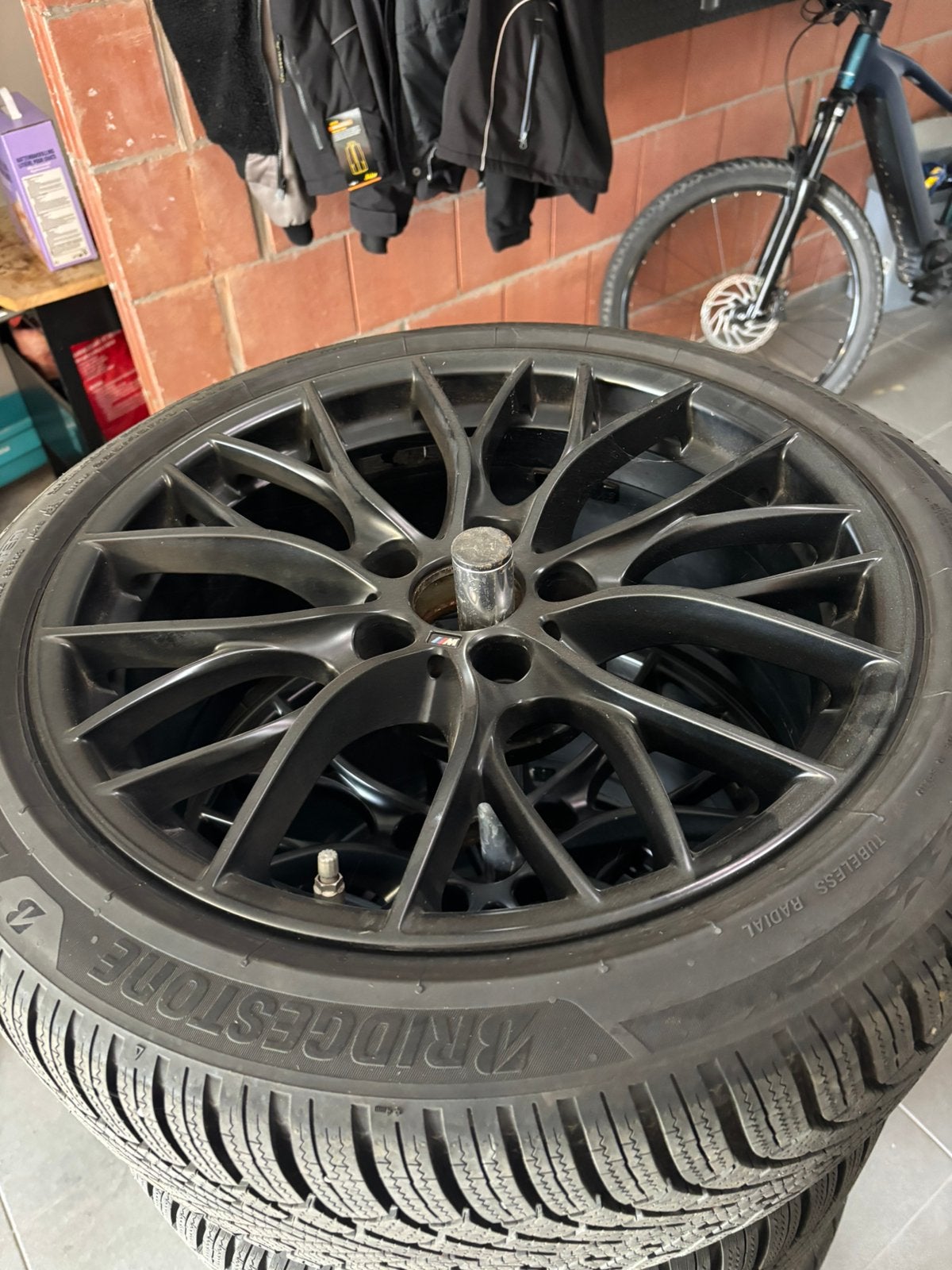 Jantes BMW d’origine 18” + pneus hiver – 5x120, Autos : Pièces & Accessoires, Pneus & Jantes, Pneus hiver, Véhicule de tourisme
