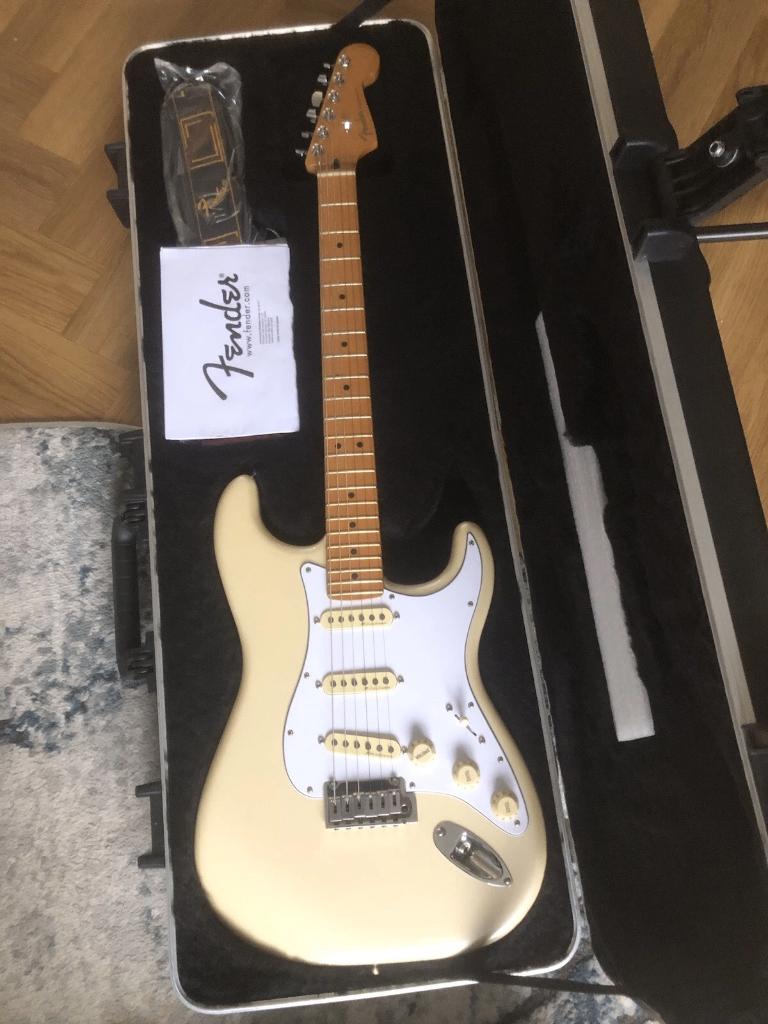 Fender Player Plus Stratocaster SSS dans Olympic Pearl, Musique & Instruments, Instruments à corde | Guitares | Électriques, Enlèvement ou Envoi