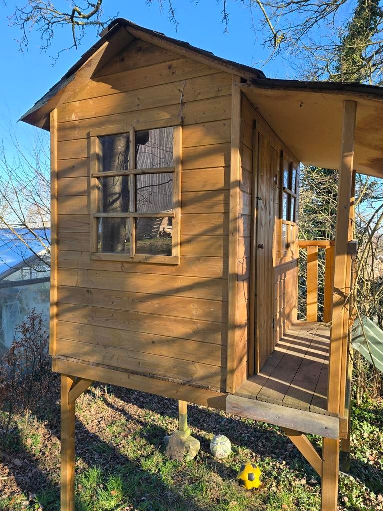 Cabane pour enfant sur pilotis avec toboggan., Tuin en Terras, Ophalen