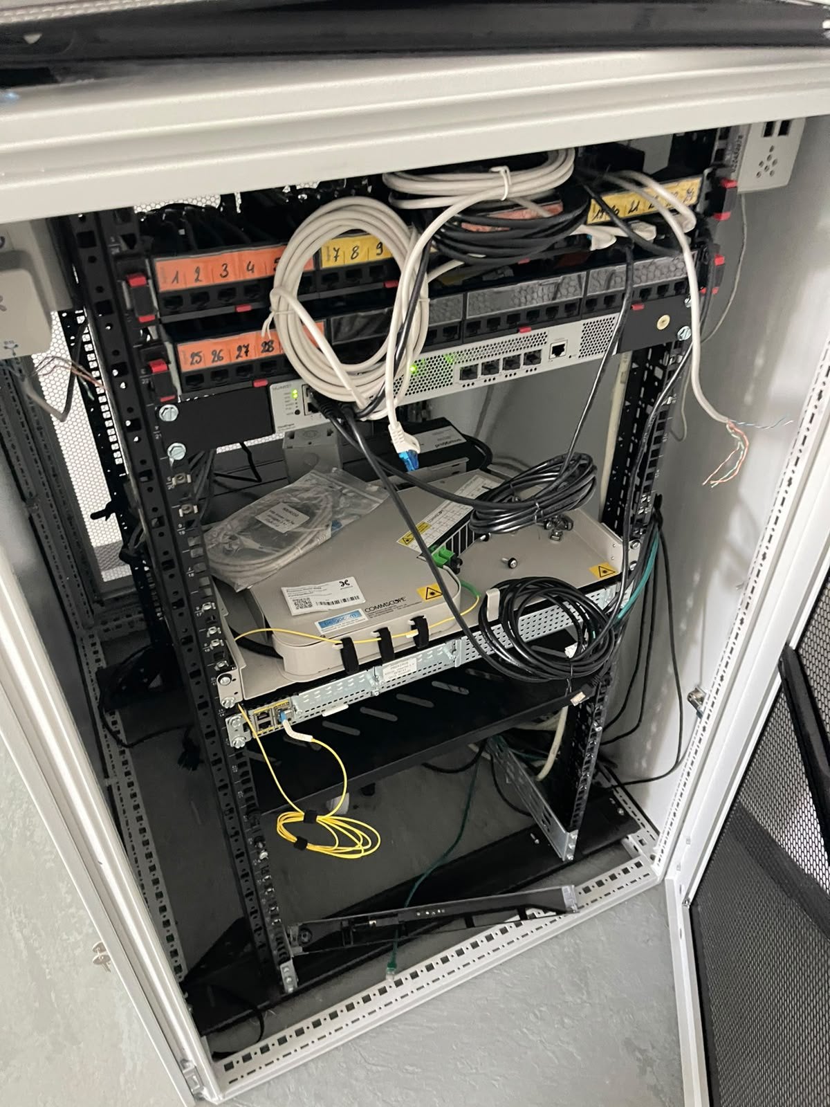 Armoire de serveur- très bon état, Enlèvement, Utilisé