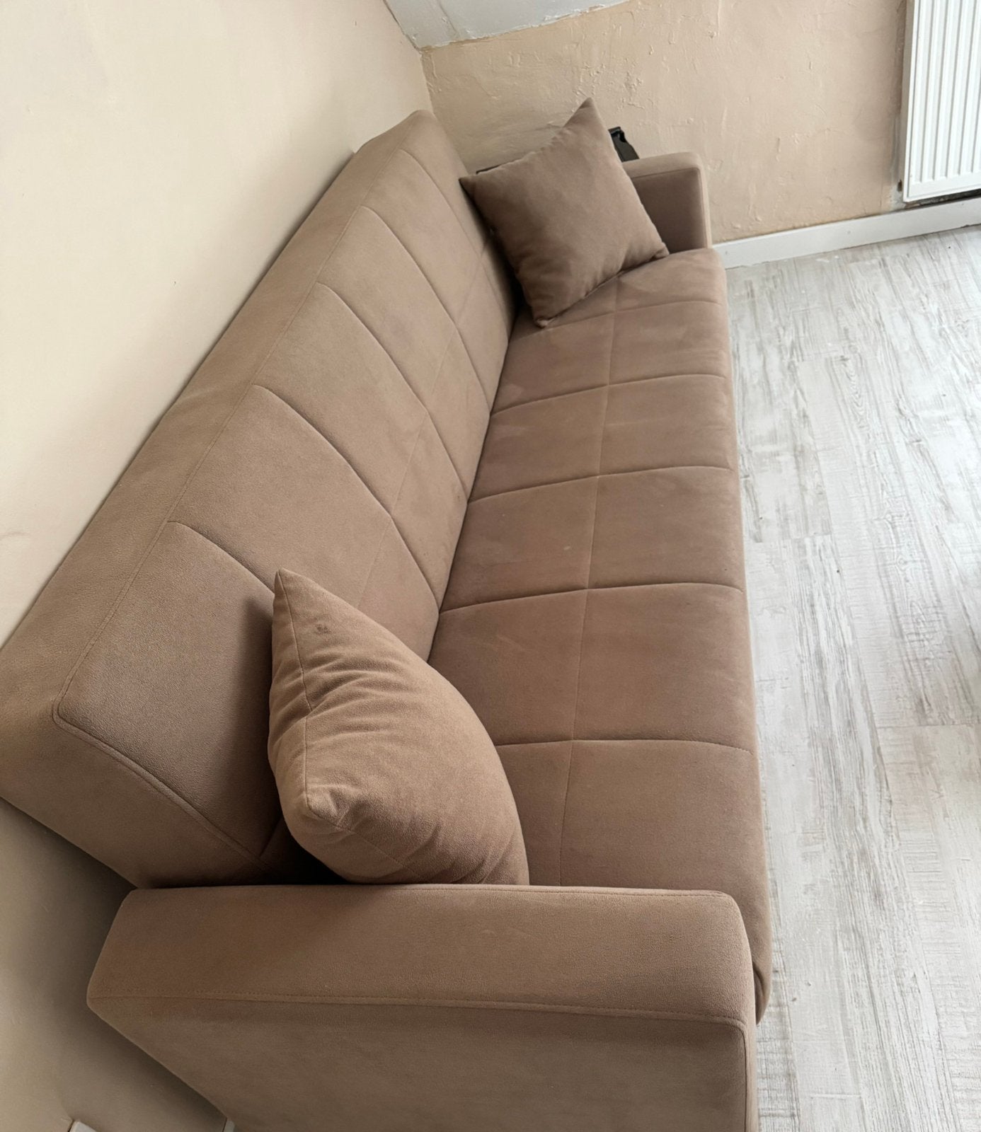 Foteuil beige taupe clair acompagne de petit table, Enlèvement, Comme neuf