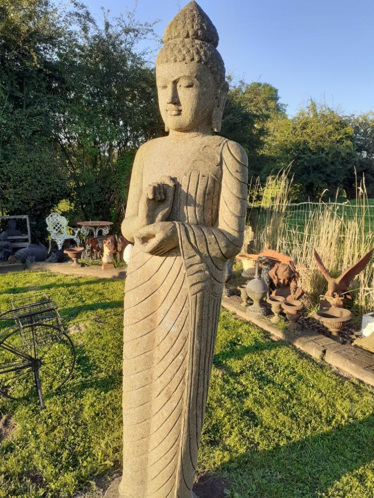 GROTE STAANDE BOEDDHA IN NATUURSTEEN (2 meter), Ophalen, Zo goed als nieuw, Steen, Boeddhabeeld