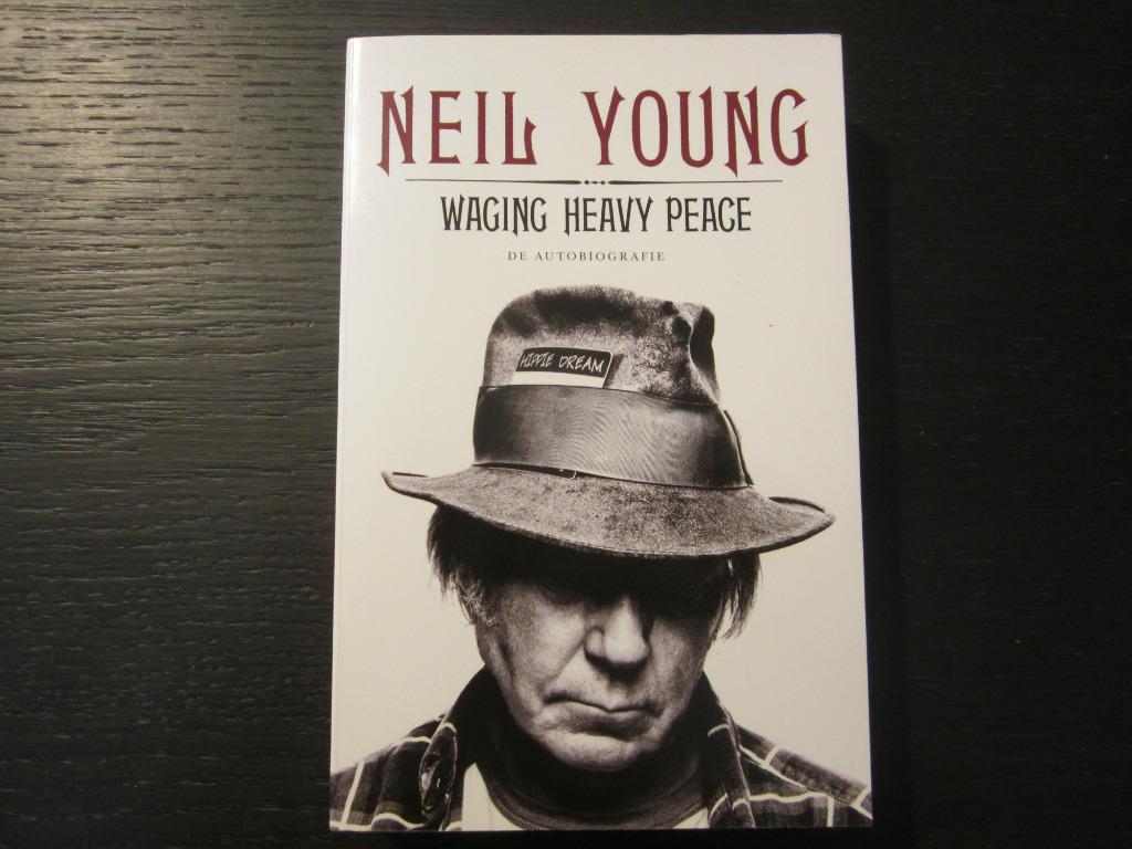 Waging heavy peace  -Een hippiedroom-  Neil Young, Boeken, Muziek, Ophalen of Verzenden
