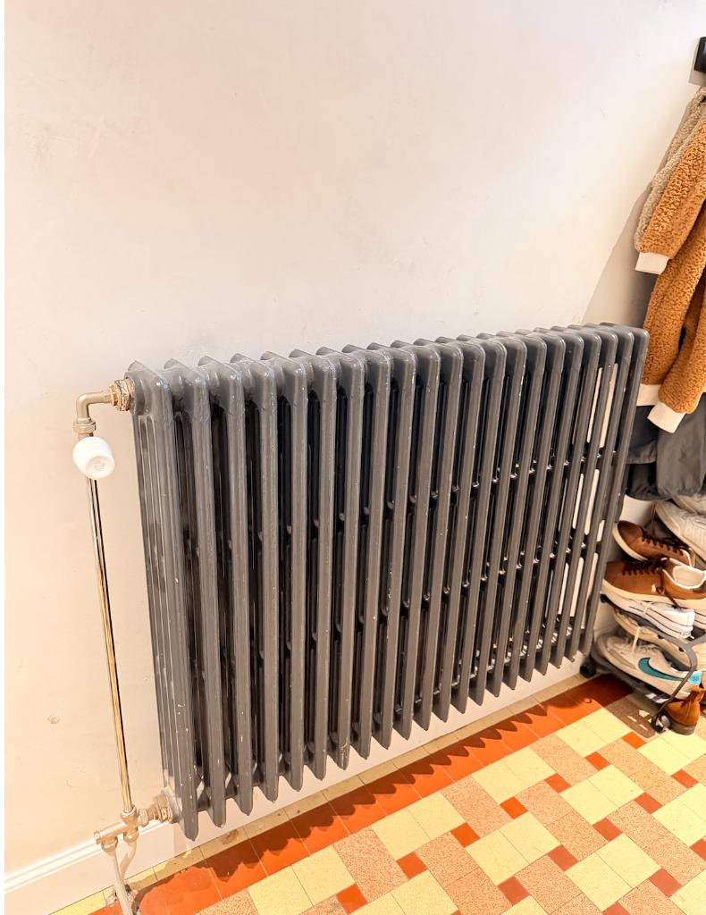 Donkergrijze gietijzeren chauffage, Ophalen, Radiator, Zo goed als nieuw, 60 tot 150 cm