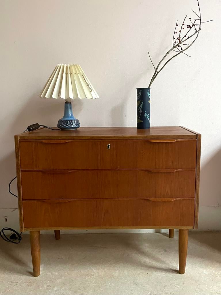 Commode danoise vintage à trois tiroirs, 25 à 50 cm, Moins de 100 cm, Enlèvement, Utilisé