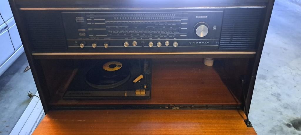 Meubel met radio en platenspeler en bandopnemer, Ophalen, Stereo