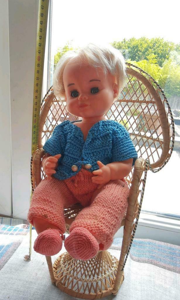 Poupée en siège d'osier + vêtements tricotés., Enlèvement ou Envoi, Comme neuf