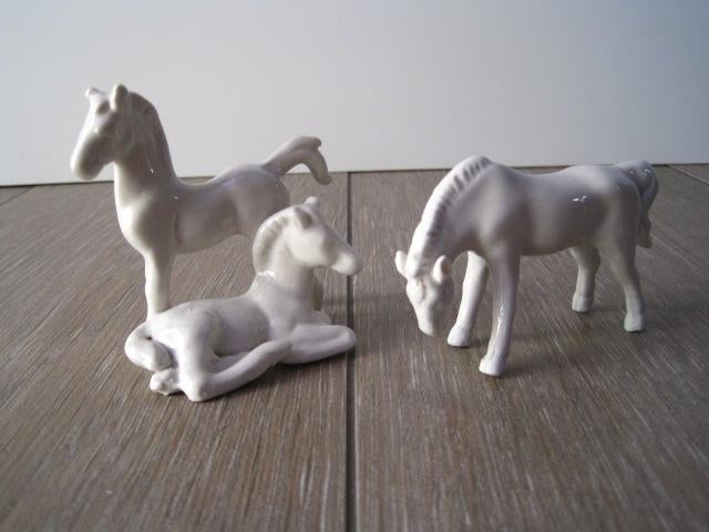 Chevaux miniatures en porcelaine blanche, Antiquités & Art, Enlèvement ou Envoi