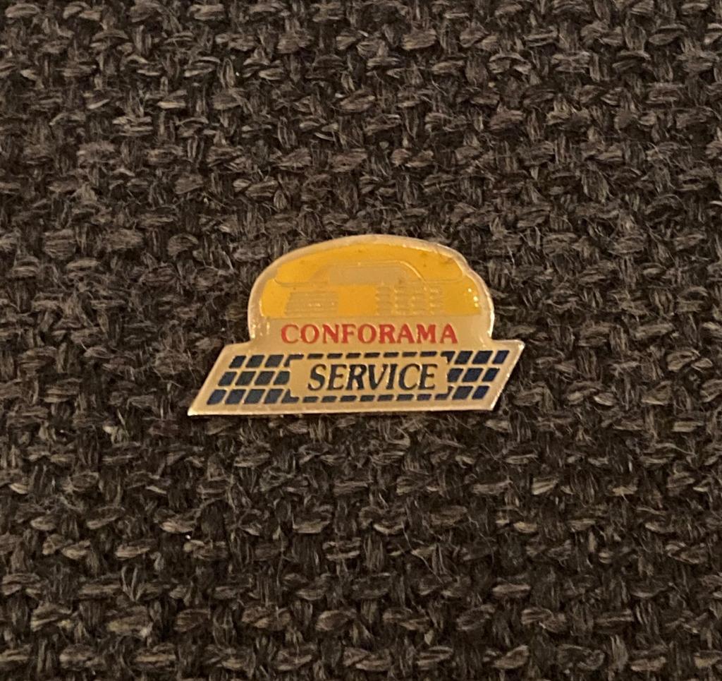 PIN - CONFORAMA - SERVICE, Envoi, Utilisé, Autres sujets/thèmes, Insigne ou Pin's