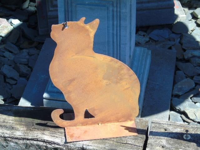 Roestige smeedijzeren zittende kat op bord., Tuin en Terras, Ophalen of Verzenden, Nieuw