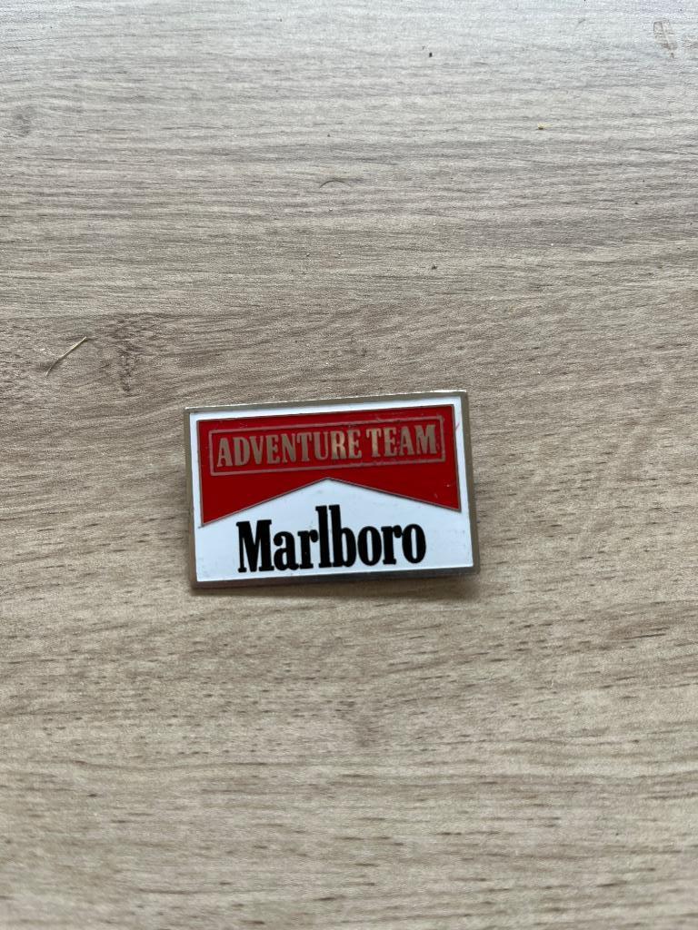 Oude broche Marlboro adventure team, Verzamelen, Ophalen of Verzenden, Zo goed als nieuw, Gebruiksvoorwerp