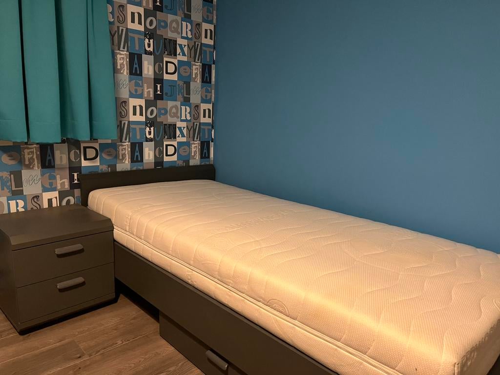 1 persoons bed met nachtkastje, Ophalen, Zo goed als nieuw