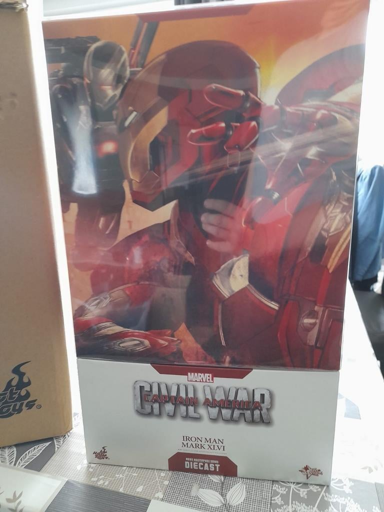 Hot toys iron man mark 46 civil war diecast, Enlèvement ou Envoi, Comme neuf, Figurine ou Poupée
