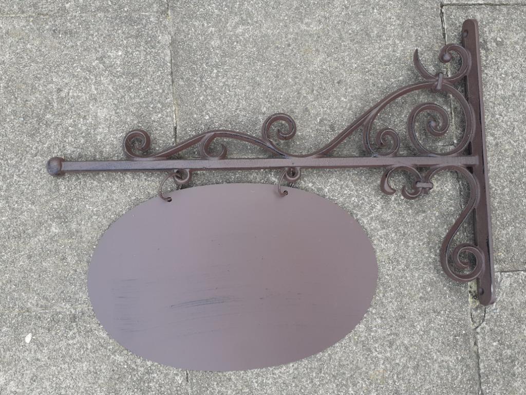 ENSEIGNE EN FER FORGE SUR POTENCE EN FONTE (44 cm), Enlèvement ou Envoi, Neuf