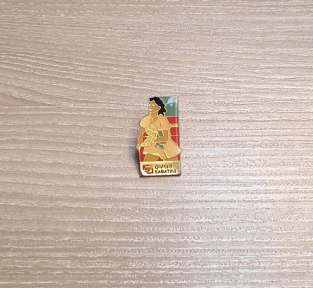 PIN - TENNIS - GABRIELA SABATINI - FUJI, Envoi, Utilisé, Sport, Insigne ou Pin's